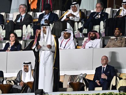 Tamim bin Hamad Al Thani, emir de Qatar, ofrece su discurso en presencia del presidente de la FIFA, Gianni Infantino, y el primer ministro de Arabia Saudí, Bin Salmán.