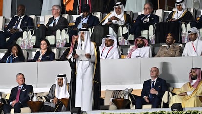 El emir de Qatar, Tamim bin Hamad Al Thani, ofrece su discurso en presencia del presidente de la FIFA, Gianni Infantino, y el primer ministro de Arabia Saudí, Bin Salmán.