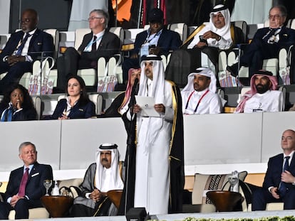 El emir de Qatar, Tamim bin Hamad Al Thani, ofrece su discurso en presencia del presidente de la FIFA, Gianni Infantino, y el primer ministro de Arabia Saudí, Bin Salmán.