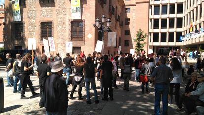 Trabajadores del Inaem protestan ante el ministerio de Cultura por la fusión entre el Real y la Zarzuela.