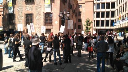 Trabajadores del Inaem protestan ante el ministerio de Cultura por la fusión entre el Real y la Zarzuela. 