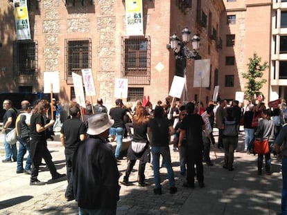 Trabajadores del Inaem protestan ante el ministerio de Cultura por la fusión entre el Real y la Zarzuela. 