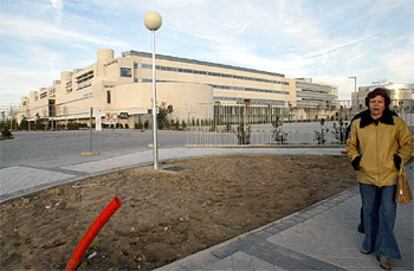 Aspecto del nuevo hospital de Fuenlabrada en la tarde de ayer.