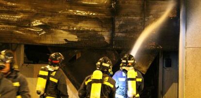 Los bomberos, en la nave del ol&iacute;gono Industrial de Marconi. 