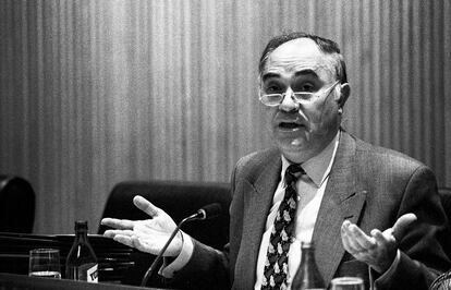 Comparecencia de Manuel Abejón adámez, en la Comisión de Infraestructuras del Congreso de los Diputados, en 1994. Foto de Bernardo Pérez