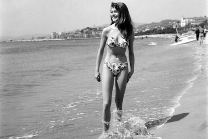 Brigitte Bardot posando con su famoso bikini en Cannes en 1953.