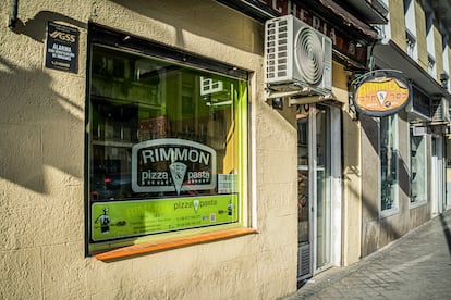 Fachada de la pizzería judía Rimmon Kosher, en Madrid, atacada el pasado 4 de marzo en represalia por la guerra de Gaza por el estudiante detenido.