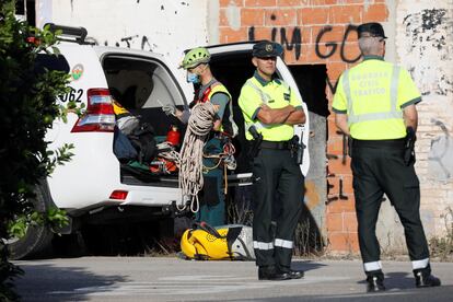 La Guardia Civil ha reanudado este miércoles la búsqueda del cuerpo de Marta Calvo con el despliegue de especialistas de los grupos de montaña, buzos y cinológico en una casa de campo de Senyera (Valencia).