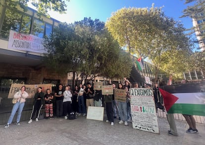 Estudiantes concentrados a las puertas de la facultad de Filosofía de Valencia, en apoyo a los encerrados en el interior, que se pueden ver arriba a la izquierda de la imagen.