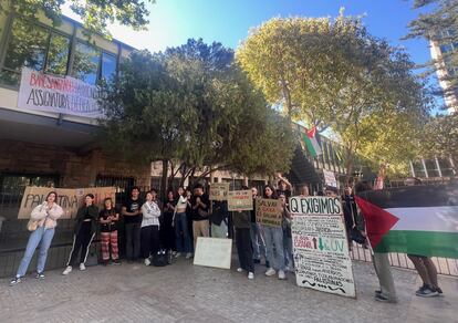 Estudiantes concentrados a las puertas de la facultad de Filosofía de Valencia, en apoyo a los encerrados en el interior, que se pueden ver arriba a la izquierda de la imagen.