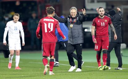 Joaquín Caparrós celebra el triunfo de Armenia, selección a la que dirige, ante Islandia, el pasado 28 de marzo. / (REUTERS)