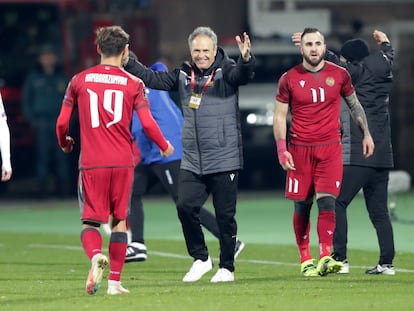 Joaquín Caparrós celebra el triunfo de Armenia, selección a la que dirige, ante Islandia, el pasado 28 de marzo. / (REUTERS)