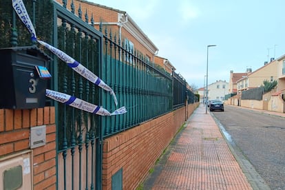 Exterior de la vivienda tutelada en Badajoz, este lunes.