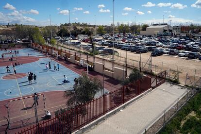 Parcela municipal que ocupa un parking para empleados de Iberdrola junto al colegio Juan Zaragüeta del distrito de Hortaleza