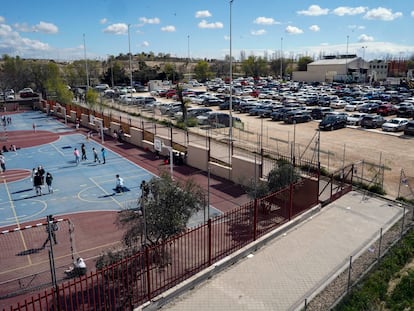 Parcela municipal que ocupa un parking para empleados de Iberdrola junto al colegio Juan Zaragüeta del distrito de Hortaleza.
