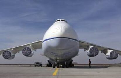 Un empleado contempla un avión del modelo "Antónov An 124" en el aeropuerto de Leipzig/Halle en Schkeuditz. EFE/Archivo