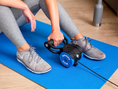 Imagen de una mujer entrenando con una máquina Handy Gym.