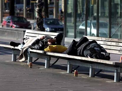 Dos indigentes duermen en el centro de Barcelona.