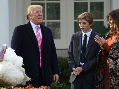 Donald, Barron y Melania Trump, este martes en los jardines de la Casa Blanca en el indulto del pavo 'Drumstic'.