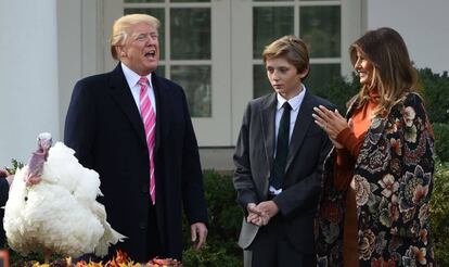 Donald, Barron y Melania Trump, este martes en los jardines de la Casa Blanca en el indulto del pavo 'Drumstic'.