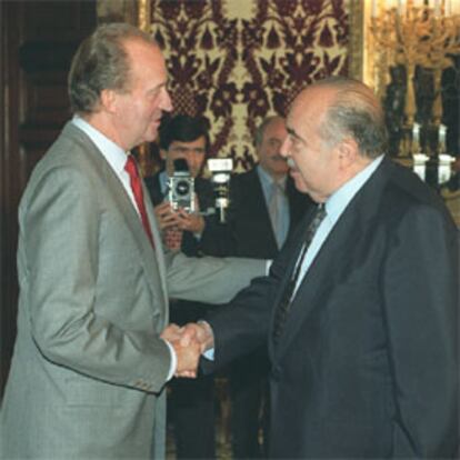 Lázaro Carreter fue elegido presidente de la Real Academia en 1991. Reelegido en 1994, ocupó el cargo hasta 1998. En la foto, junto al Rey Don Juan Carlos en 1997.