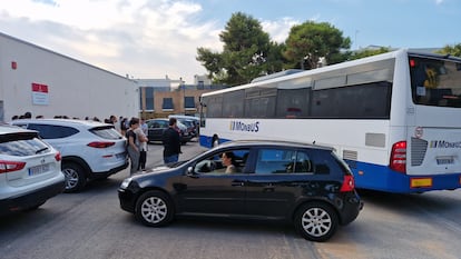 Uno de los autobuses de Monbus a las puertas de un colegio en Torrent este martes, 12 de septiembre.