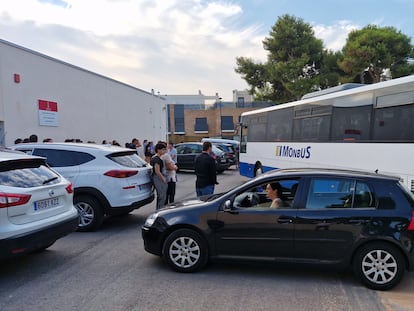 Uno de los autobuses de Monbus a las puertas de un colegio en Torrent este martes, 12 de septiembre.