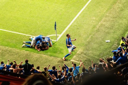 Los jugadores del Oviedo celebran el gol que les valió el ascenso.