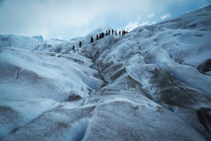 Un grupo de personas caminando sobre el glaciar Perito Moreno en el Parque Nacional Los Glaciares, de la Patagonia campo de hielo sur, en la provincia de Santa Cruz, Argentina.