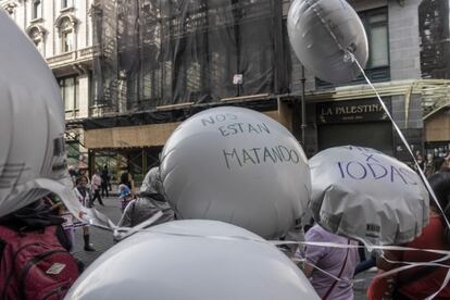 Durante la protesta, un grupo de mujeres lanzó globos con varias consignas escritas.