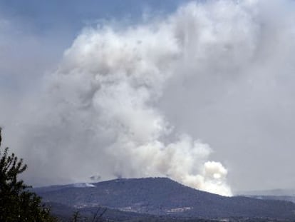 Una densa humareda se alza desde la zona afectada por el fuego en Andilla.
