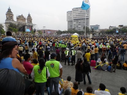Mas de 50.000 fieles se congregaron en la Plaza Mayor de la capital guatemalteca.