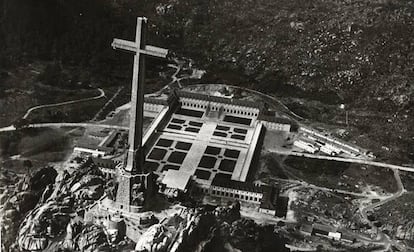 Vista aérea del Valle de los Caídos, en 1976.