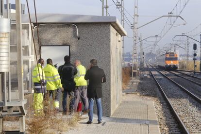 Tcnics revisen les installacions de Renfe.