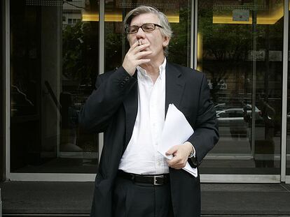 Iñaki Ezkerra fuma un cigarrillo antes de entrar a la asamblea del Foro Ermua, ayer en Vitoria.