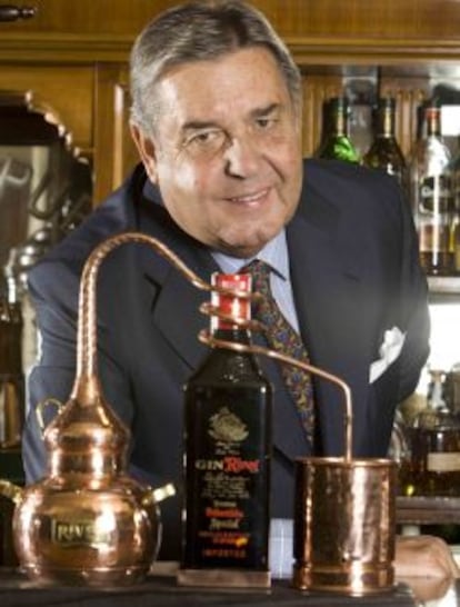 El presidente de Rives con su ginebra.