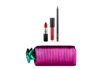 Un neceser para presumidas, de M∙A∙C  Cosmetics
Un kit metalizado tan sugerente como irresistible que te dará ganas de hincarle el diente. Deja envolver tus labios con los tonos de la colección Shiny Pretty Things de M∙A∙C  Cosmetics. Incluye un lápiz de labios, un gloss vibrante y una barra en rojo intenso. Precio: 48 euros.