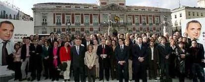 Los candidatos socialistas, ante la sede del Gobierno regional en la Puerta del Sol. En el centro, Rafael SImancas.