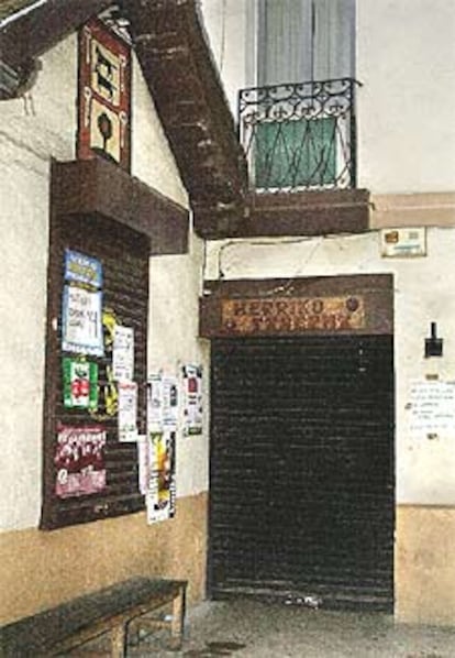 La <i>herriko taberna</i> registrada por la policía en el barrio bilbaíno de Deusto.