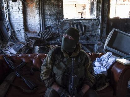 Un rebelde prorruso en el aeropuerto de Donetsk, el 9 de junio.