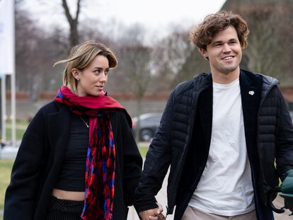 Carlsen y su novia llegan a la sala de juego del torneo Weissenhaus este martes, en la costa alemana del Mar Báltico