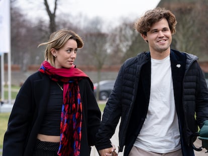 Carlsen y su novia llegan a la sala de juego del torneo Weissenhaus este martes, en la costa alemana del Mar Báltico