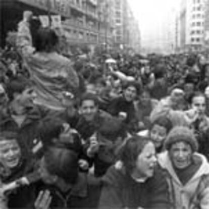 Los estudiantes madrileños ocuparon ayer la Gran vía en la manifestación contra la subida de las tasas universitarias.