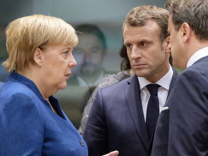 Angela Merkel habla con Emmanuel Macron y con el primer ministro de Luxemburgo, Xavier Bettel, en la cumbre europea del mes pasado. 
