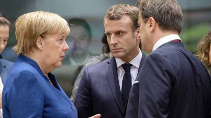 Angela Merkel habla con Emmanuel Macron y con el primer ministro de Luxemburgo, Xavier Bettel, en la cumbre europea del mes pasado.