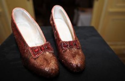 Los zapatos brillantes rojo rub&iacute; de &#039;El mago de Oz&#039;.