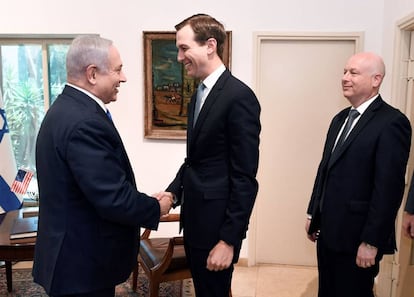 Benjamin Netanyahu, a la izquierda, saluda a Jared Kushner ante la mirada de Jason Greenblatt, el pasado mayo en Jerusalén.
