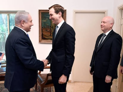 Benjamin Netanyahu, a la izquierda, saluda a Jared Kushner ante la mirada de Jason Greenblatt, el pasado mayo en Jerusalén.