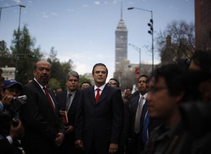 Marcelo Ebrard, de frente con corbata roja, esperando el pasado domingo la llegada a México DF del mandatario boliviano Evo Morales.