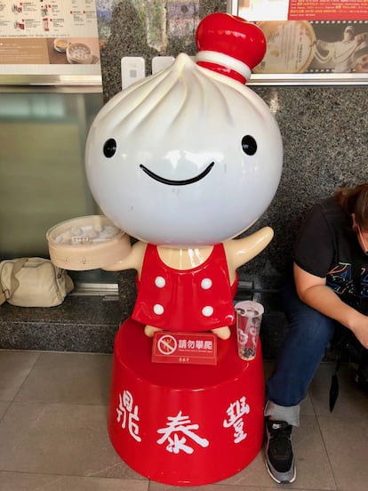 LA MASCOTA DE DIN TAI FUNG, SIEMPRE A LA PUERTA / CAPEL